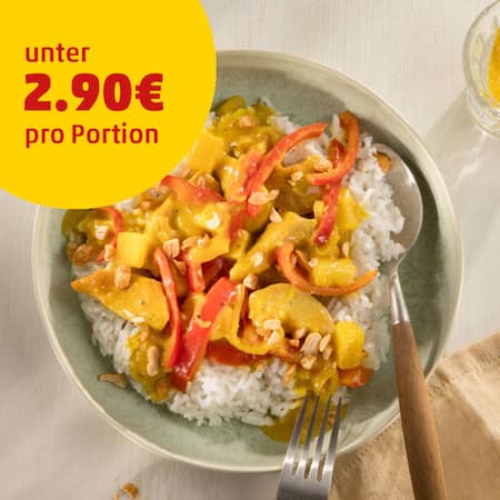 Das Bild zeigt aus der Vorgelperspektive zwei gefüllte Schälchen mit Hähnchen-Geschnetzeltes mit Ananas in Curry-Sauce. 