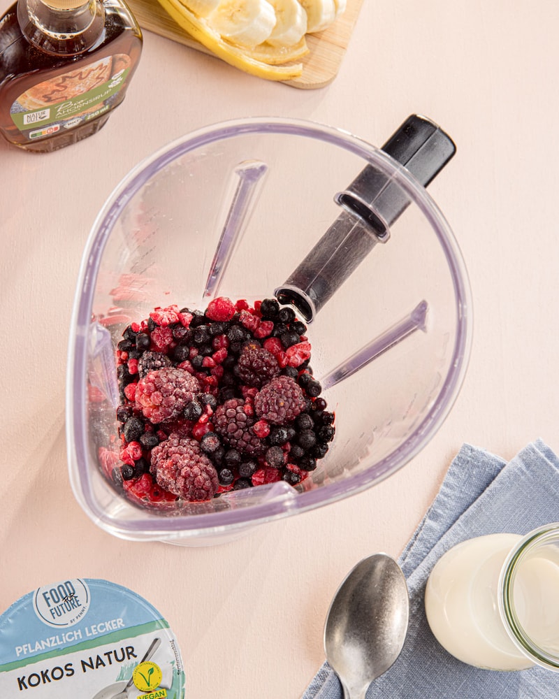 Dieses Bild zeigt die Beeren im Mixer und die Kokos-Joghurtalternative.