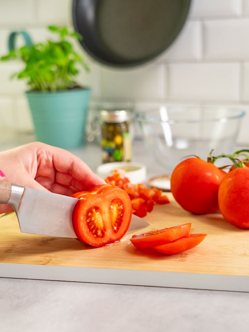 Dieses Bild zeigt wie die Tomate geschnitten wird.