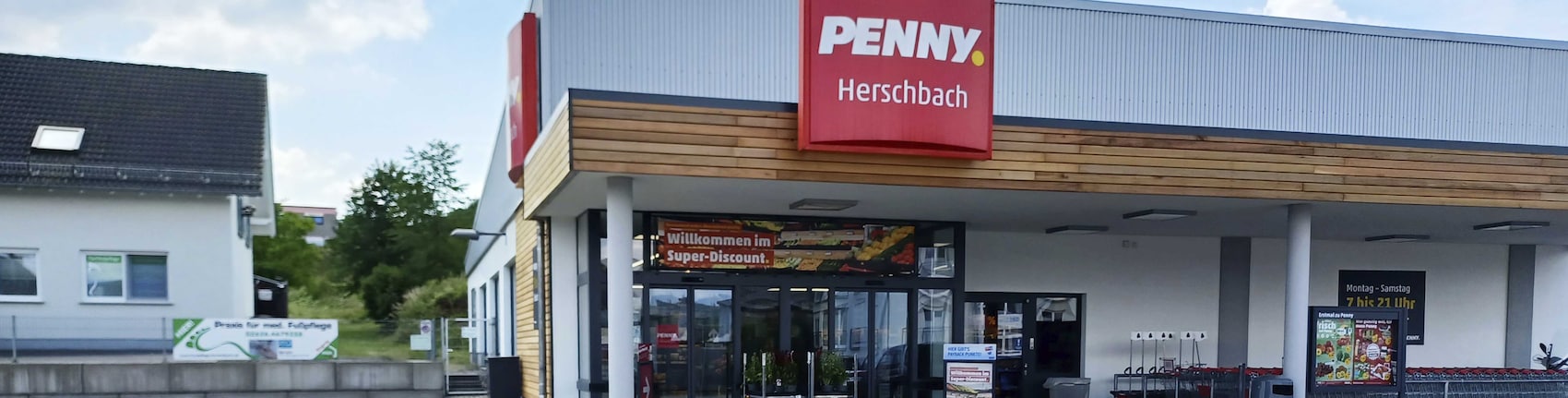 Sie sehen den Eingang vom Penny Markt in Herschbach Rheinstr. 24C