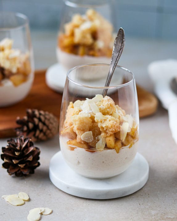 Dieses Bild zeigt das fertige Bratapfel-Dessert mit Zimtcreme im Glas.