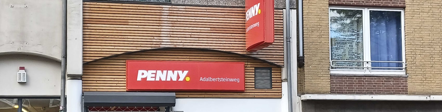 Sie sehen den Eingang vom Penny Markt in Aachen Adalbertsteinweg 34