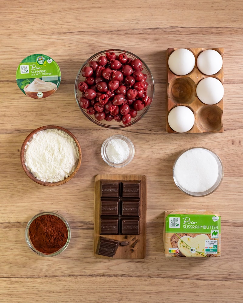 Dieses Bild zeigt die Zutaten für den Schoko-Kirsch-Kuchen.