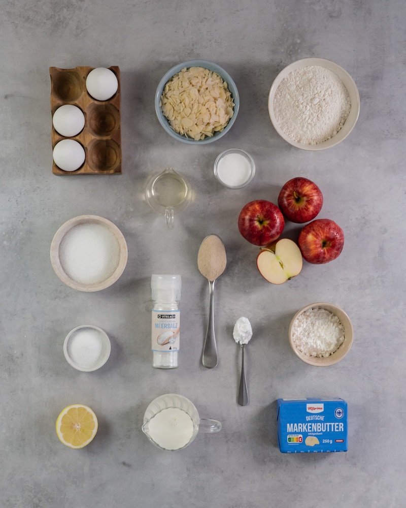 Dieses Bild zeigt alle Zutaten für unseren schnellen Apfelkuchen.