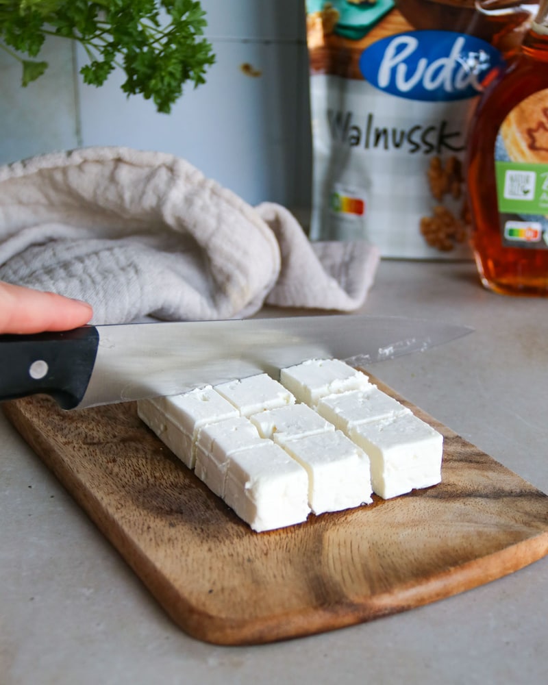 Dieses Bild zeigt wie der Feta geschnitten wird.