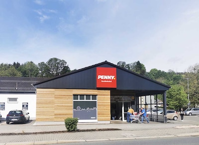 Sie sehen den Eingang vom Penny Markt in Klingenthal Auerbacher Straße 85