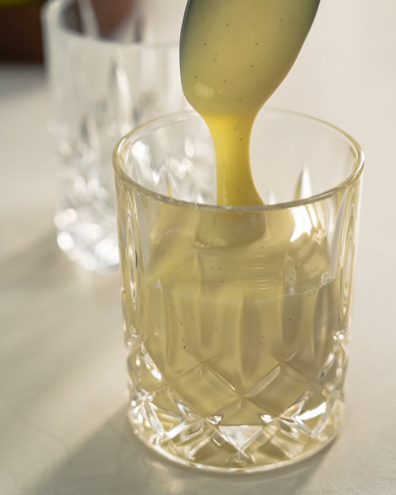 Auf diesem Bild siehst du wie der Vanillepudding in ein Glas gegeben wird.