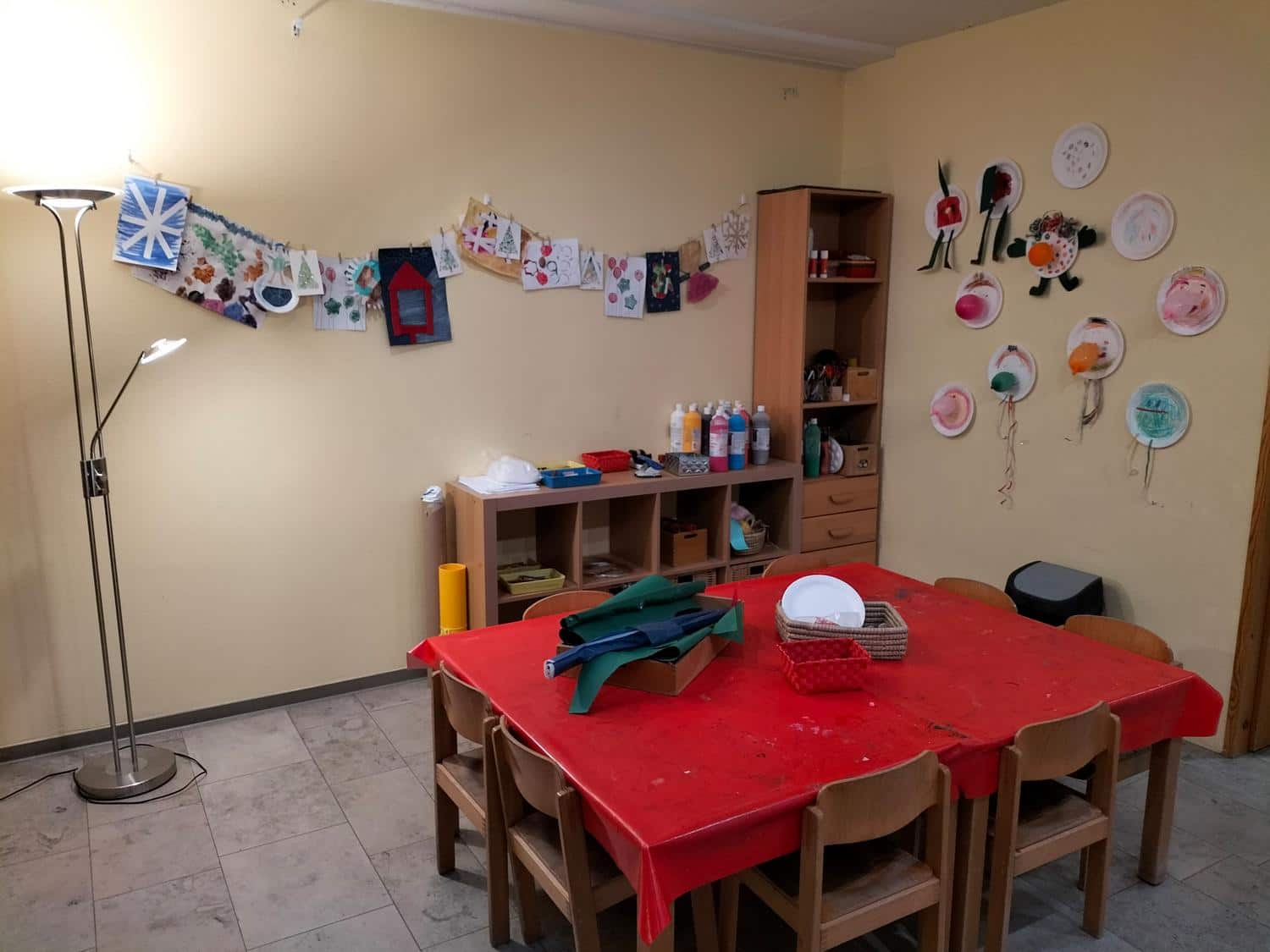 Kreativtisch mit verschiedenen Materialien