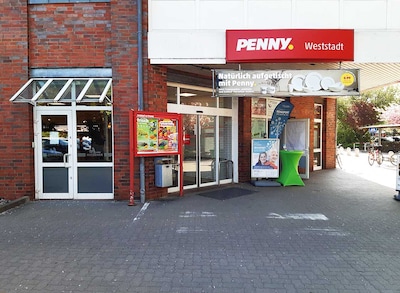 sie sehen den Eingang vom Penny Markt in Waren Dietrich-Bonhoeffer-Str. 18