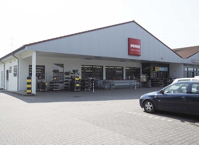 Sie sehen den Eingang vom Penny Markt in Hamm a. d. Sieg Lindenallee 52-58