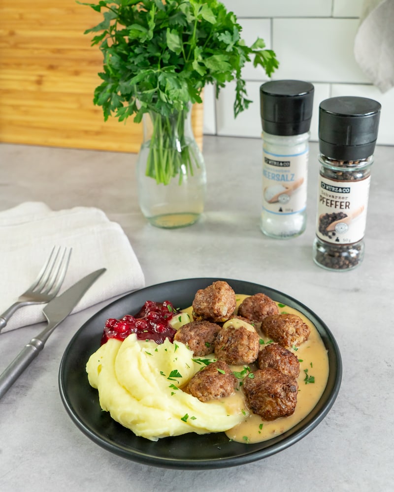 Das Bild zeigt unsere fertigen Köttbullar in Sahnesoße. 