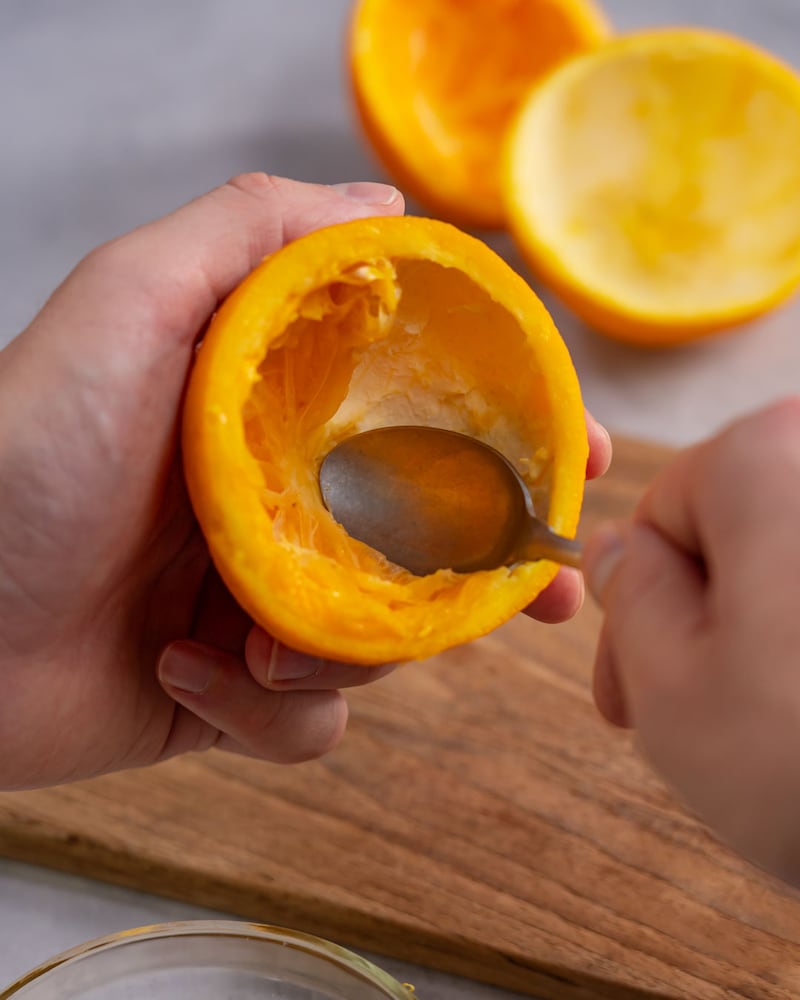 Dieses Bild, zeigt wie die Orange leer gelöffelt wird.