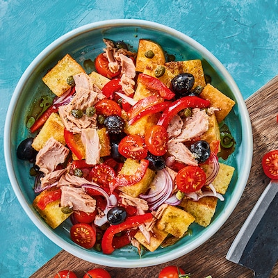 Dieses Bild zeigt die fertigen Panzanella al tonno mit Oliven und Tomaten.