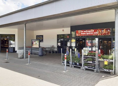 Sie sehen den Eingang vom Penny Markt in Mehlingen, Ludwigstr. 105