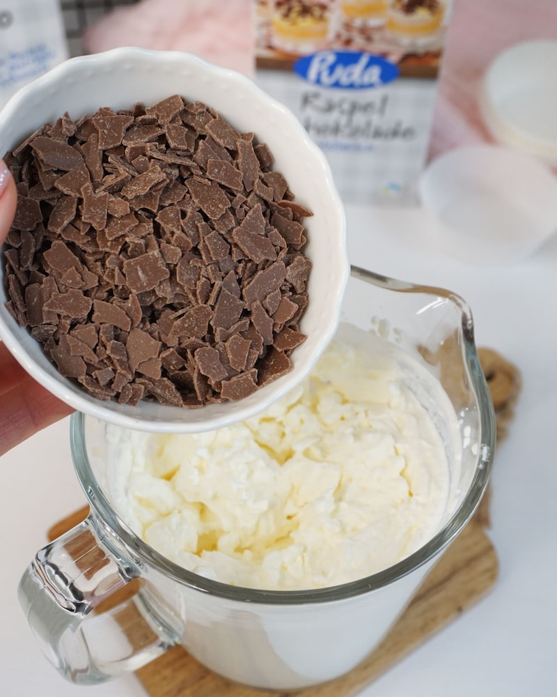 Dieses Bild zeigt wie die Schokolade zu der Creme hinzugegeben wird.