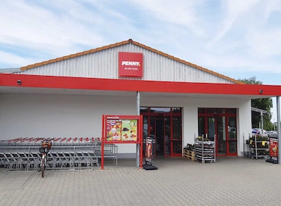 Sie sehen den Eingang vom Penny Markt in Alsleben, Saaleplatz 9
