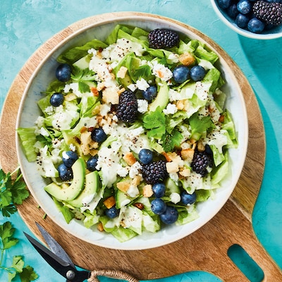 Dieses Bild zeigt den fertigen fruchtigen Sommersalat.