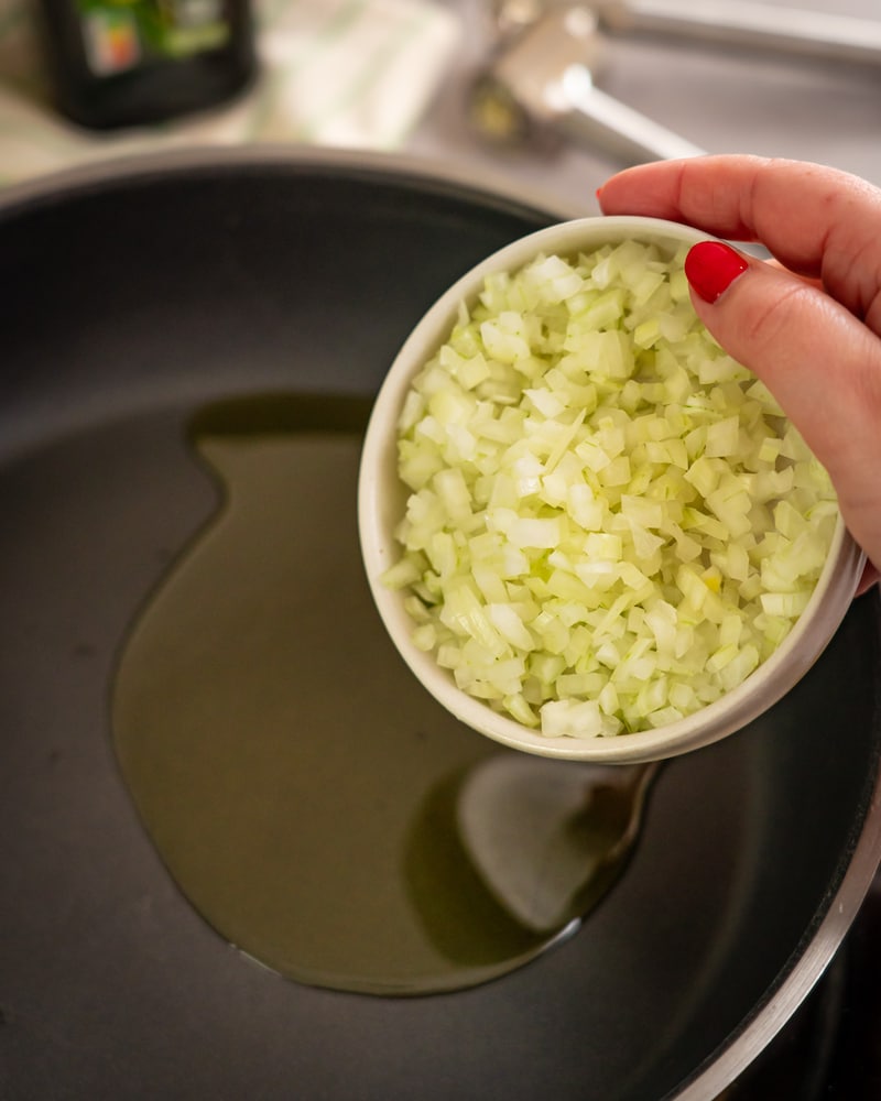 Dieses Bild zeigt wie die Zwiebeln und der Knoblauch in der Pfanne angebraten.