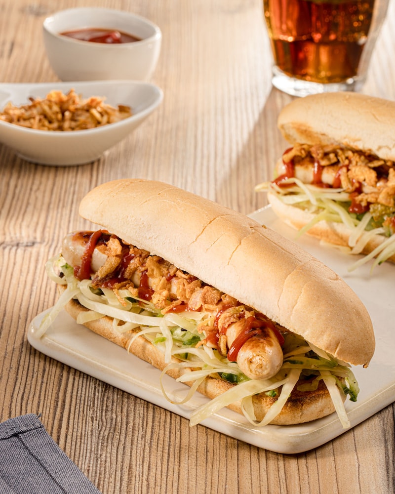 Dieses Bild zeigt den fertigen Hot Dog vom Grill.