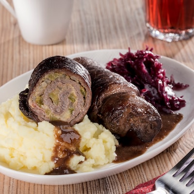 Dieses Bild zeigt die fertigen und angerichteten Rinderrouladen.