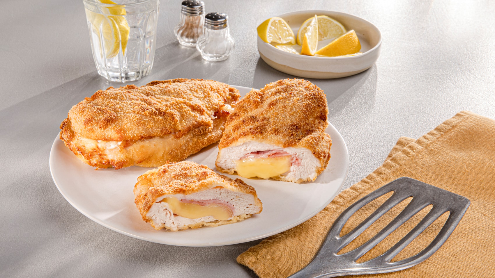 Dieses Bild zeigt das fertige Hähnchen Cordon Bleu in der Heißluftfritteuse.