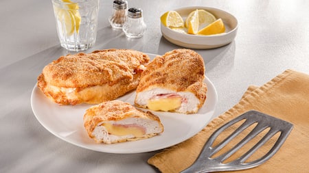 Dieses Bild zeigt das fertige Hähnchen Cordon Bleu in der Heißluftfritteuse.