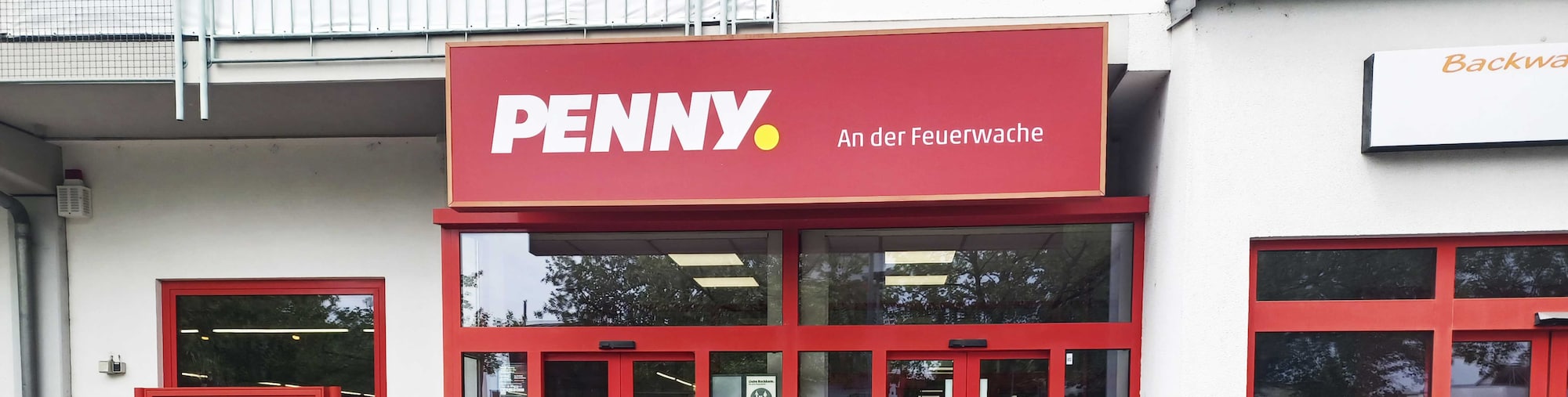 Sie sehen den Eingang vom Penny Markt in Neuburg A.D. Donau Sudetenlandstr. 23