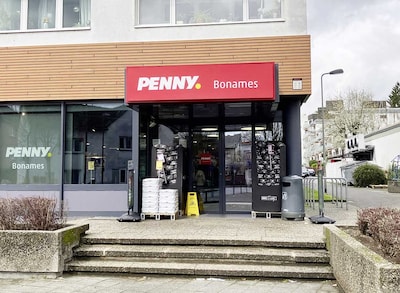 Sie sehen den Eingang vom Penny Markt in Frankfurt am Main, Oberer Kalbacher Weg 2