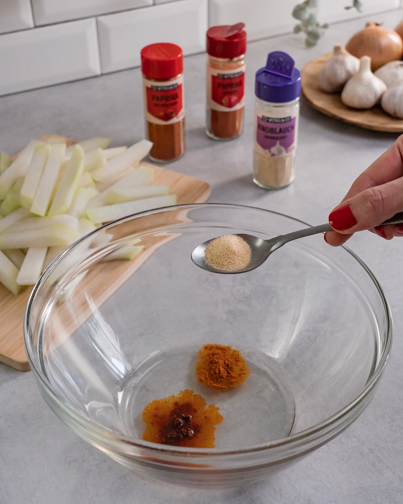 Dieses Bild zeigt, wie die Marinade gemacht wird.