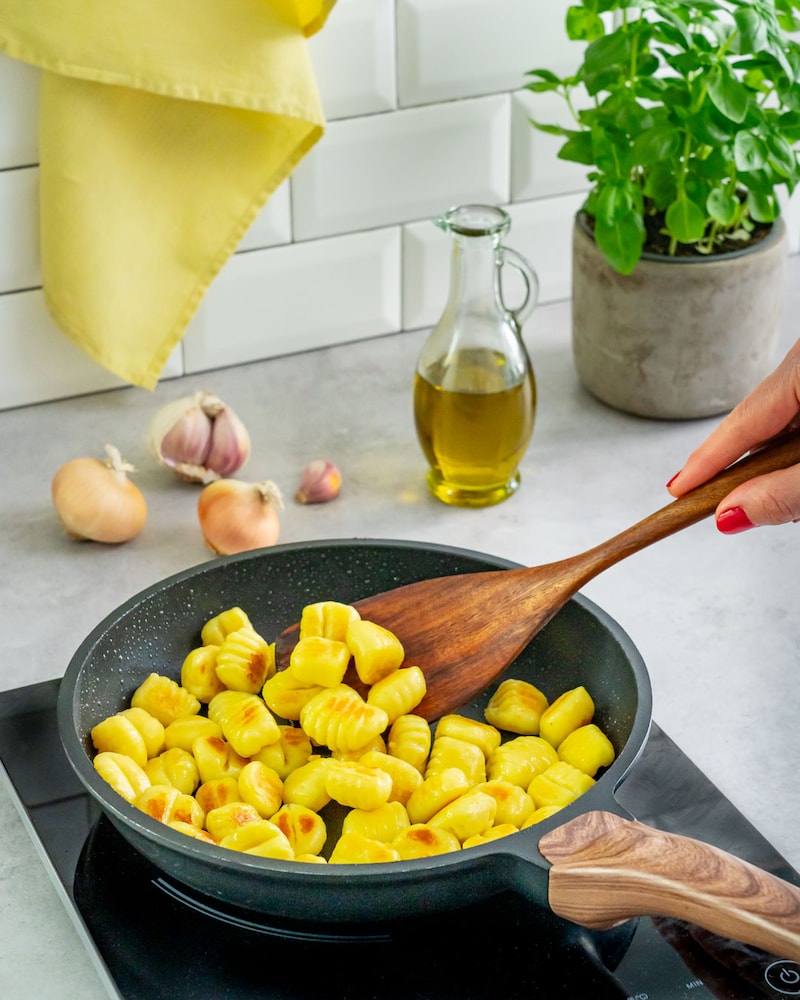 Dieses Bild zeigt wie die Gnocchi angebraten werden.