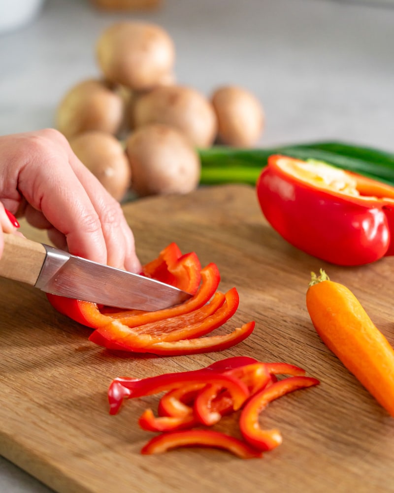 Dieses Bild zeigt die wie die Paprika geschnitten wird.