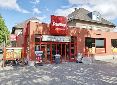 Sie sehen den Eingang vom Penny Markt Bocholt – Suderwick Sporker Strasse 2