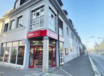 Sie sehen den Eingang vom Penny Markt in Lörrach, Brühlstraße 10,11