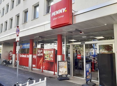 Sie sehen den Eingang vom Penny Markt Düsseldorf – Bilk Suitbertusstrasse 89-91