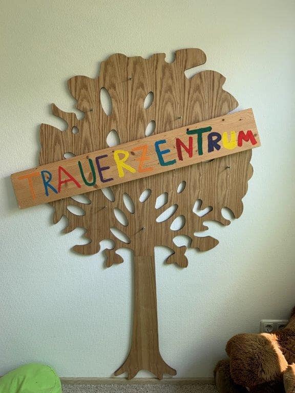 Holzdekoration mit der Aufschrift Trauerzentrum