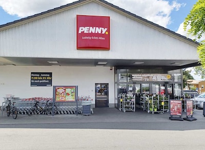 Sie sehen den Eingang vom Penny Markt in Nieder-Olm, Oppenheimer Str. 52