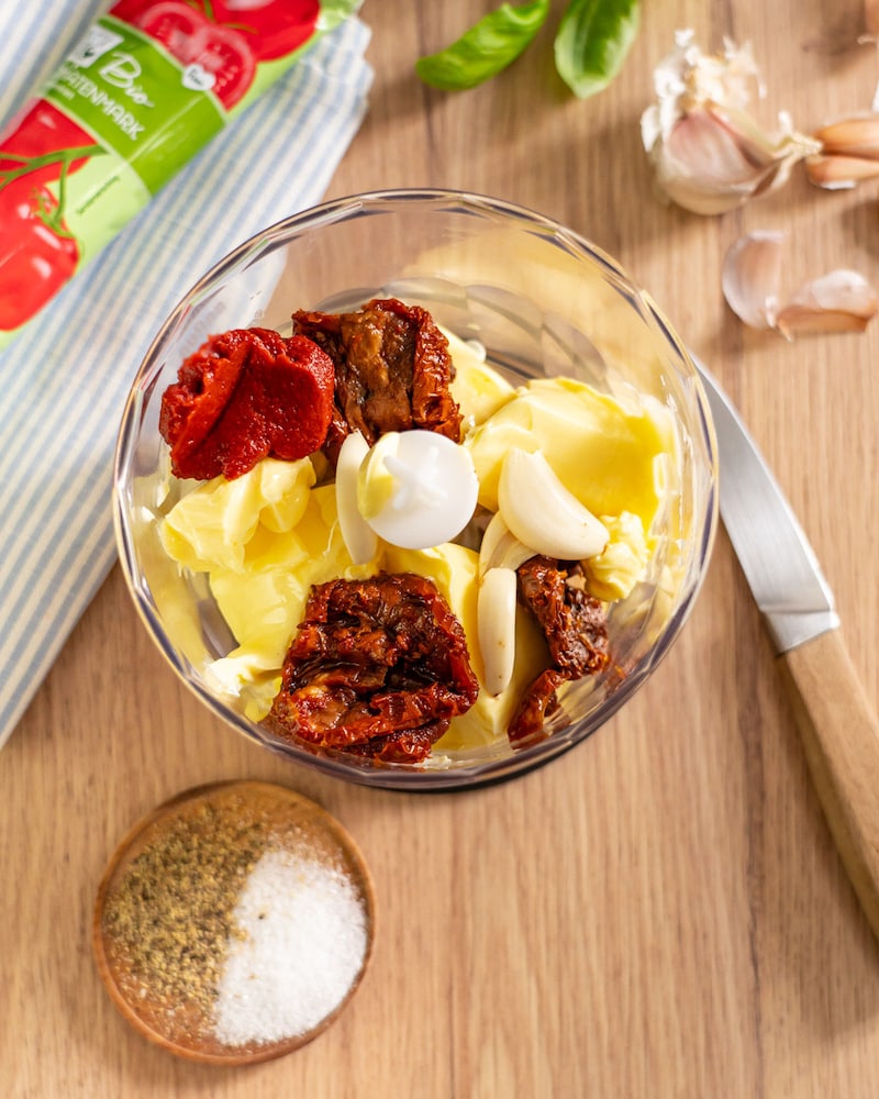 Dieses Bild zeigt die Zutaten für die Tomatenbutter in der Schüssel.