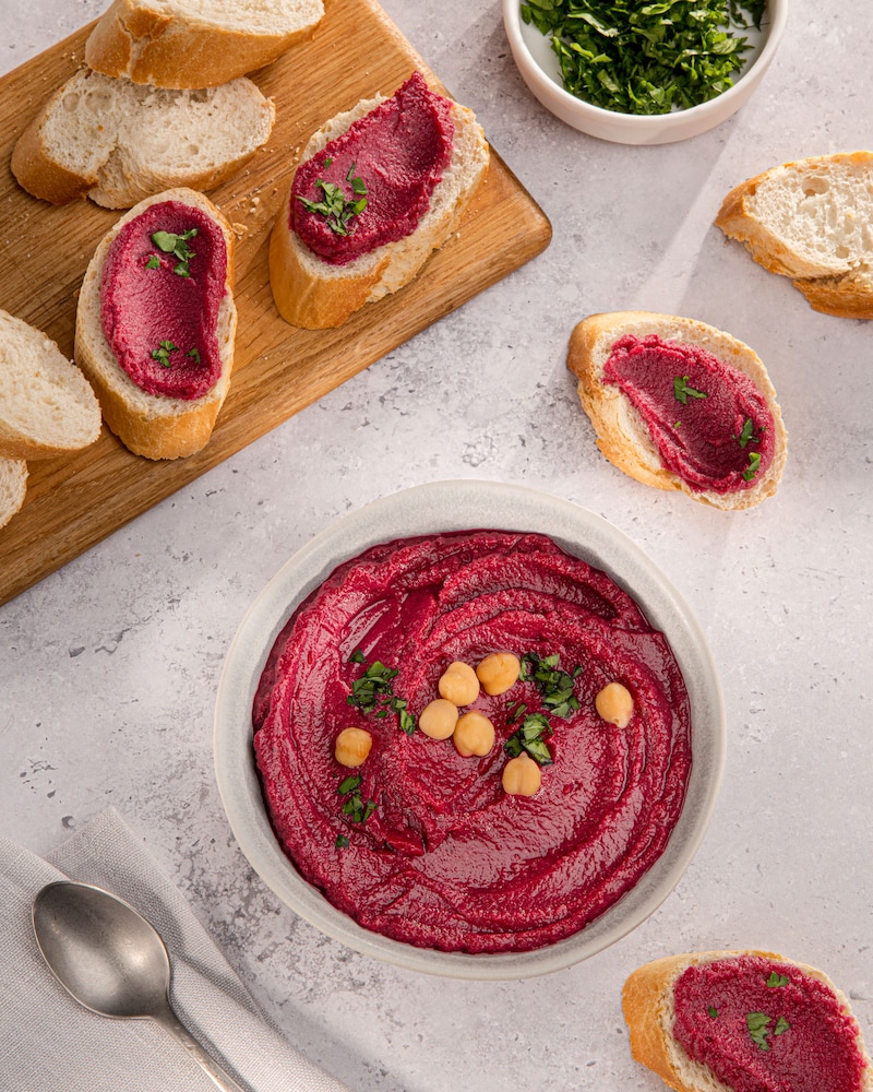 Dieses Bild zeigt den fertigen Rote Bete Hummus.