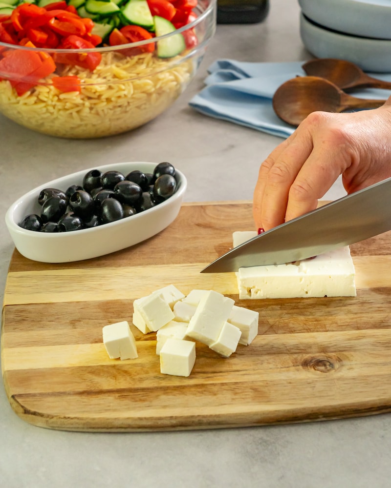 Dieses Bild zeigt wie der Feta geschnitten wird.