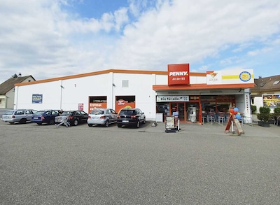 Sie sehen den Eingang vom Penny Markt in Sinzheim, Landstr. 11