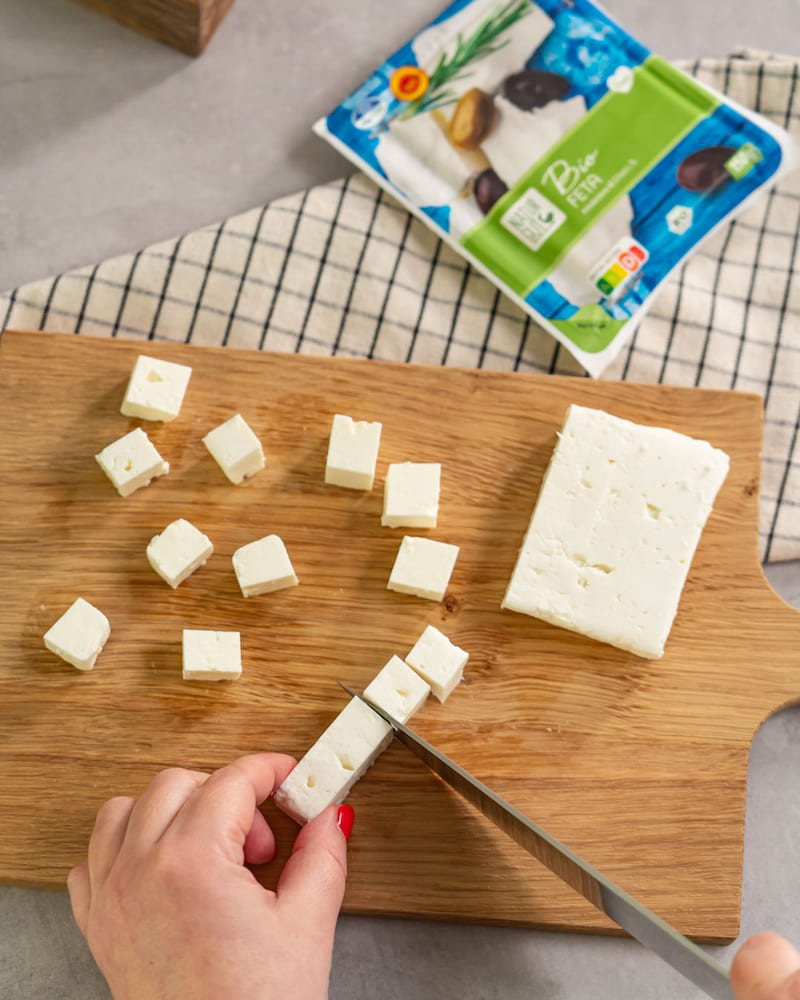 Dieses Bild zeigt wie der Feta geschnitten wird.
