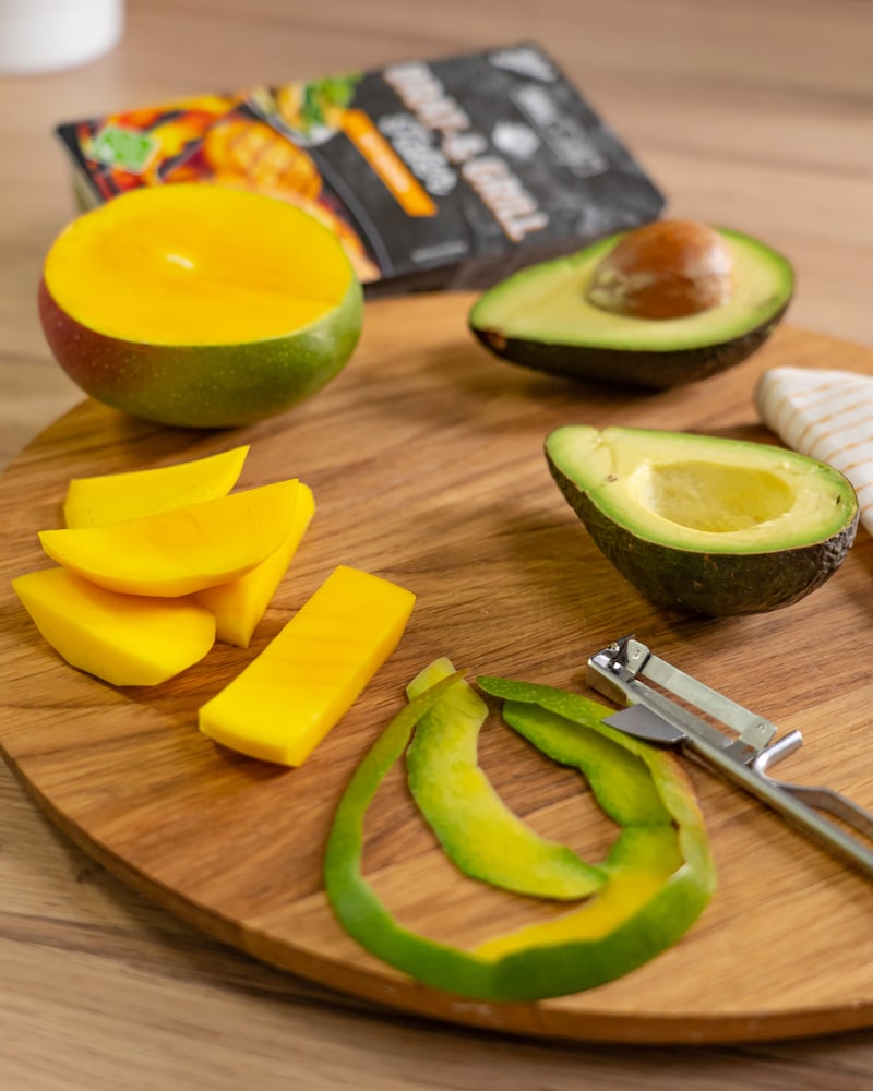 Süßkartoffel-Spieße mit Grillkäse, Avocado und Mango