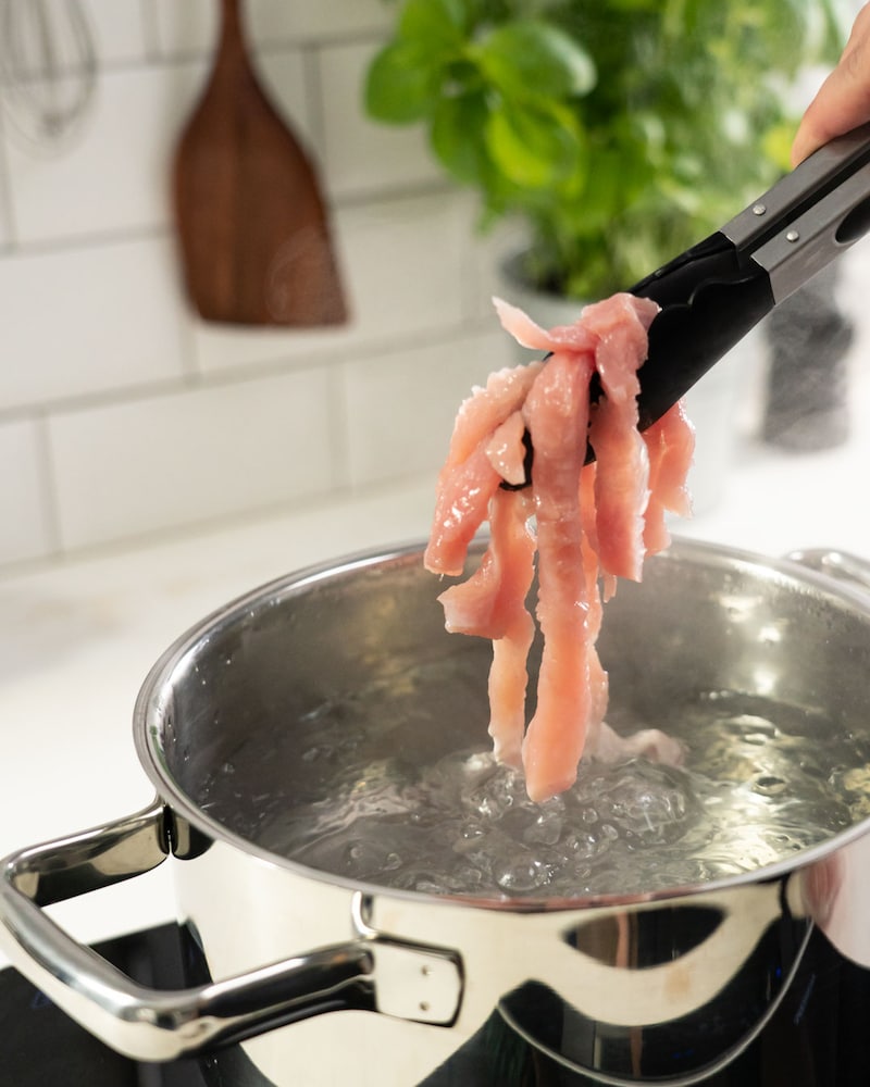 Dieses Bild zeigt wie Hähnchen gekocht wird.