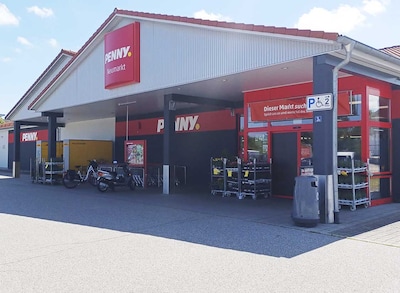 Sie sehen den Eingang vom Penny Markt in Neumarkt St. Veit, Landshuter Str. 3 A