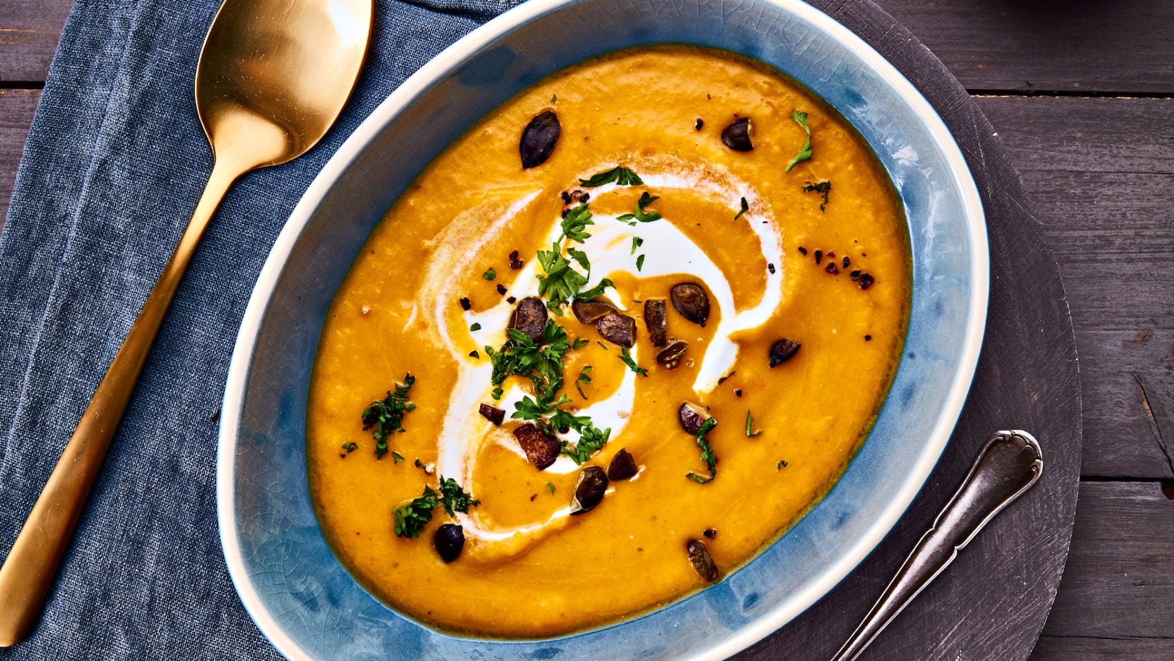 Muskat-Kürbis-Cremesuppe in einer blauen Schale