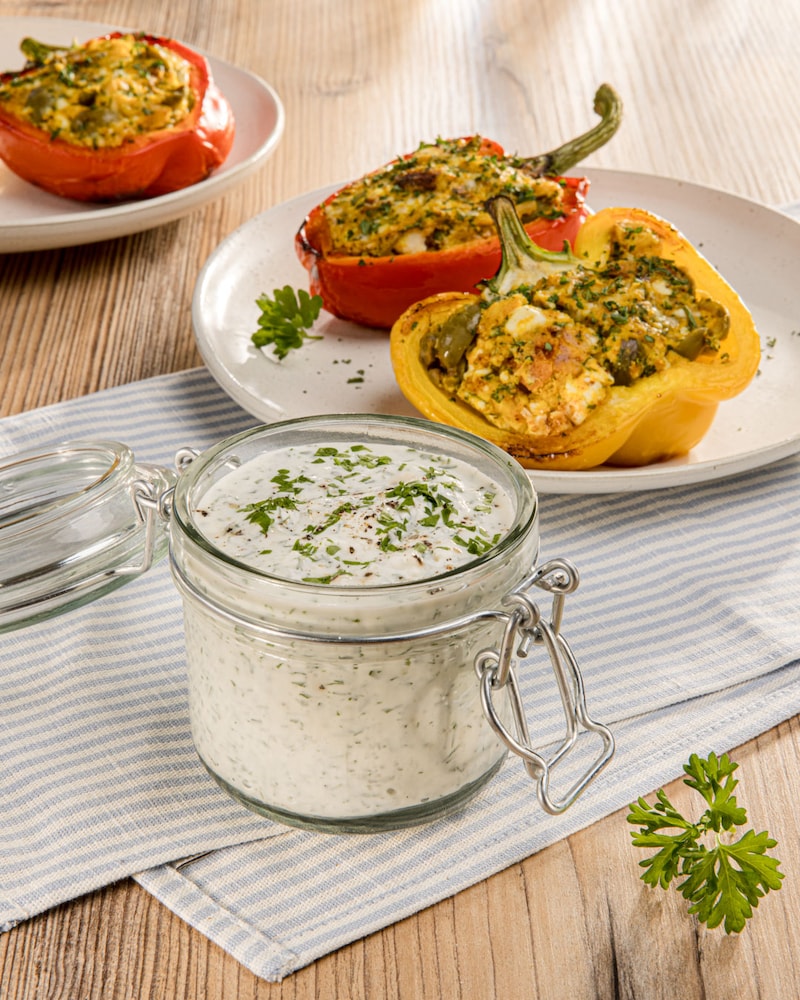 Dieses Bild zeigt den fertigen Knoblauch Dip mit der gefüllten Paprika.