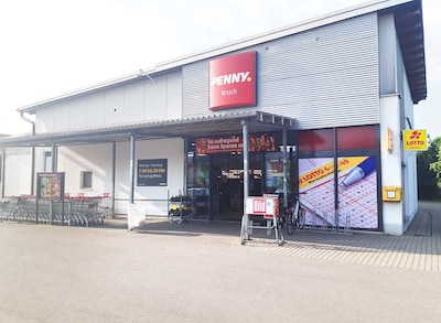 Sie sehen den Eingang vom Penny Markt in Fuerstenfeldbruck Am Aehrenfeld 65