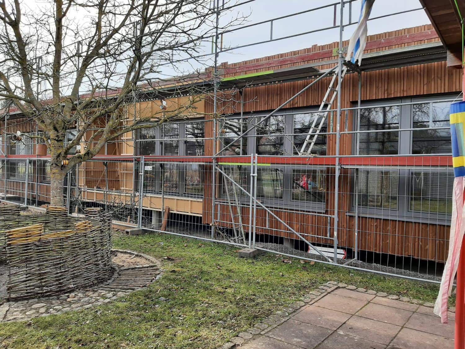 Ausblick auf die Baustelle der Erweiterung des Kindergartens