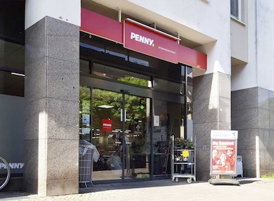 Sie sehen den Eingang vom Penny Markt in Halle (Saale) Breite Strasse 15