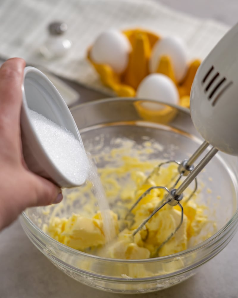 Dieses Bild zeigt Butter, Eier und Zucker.